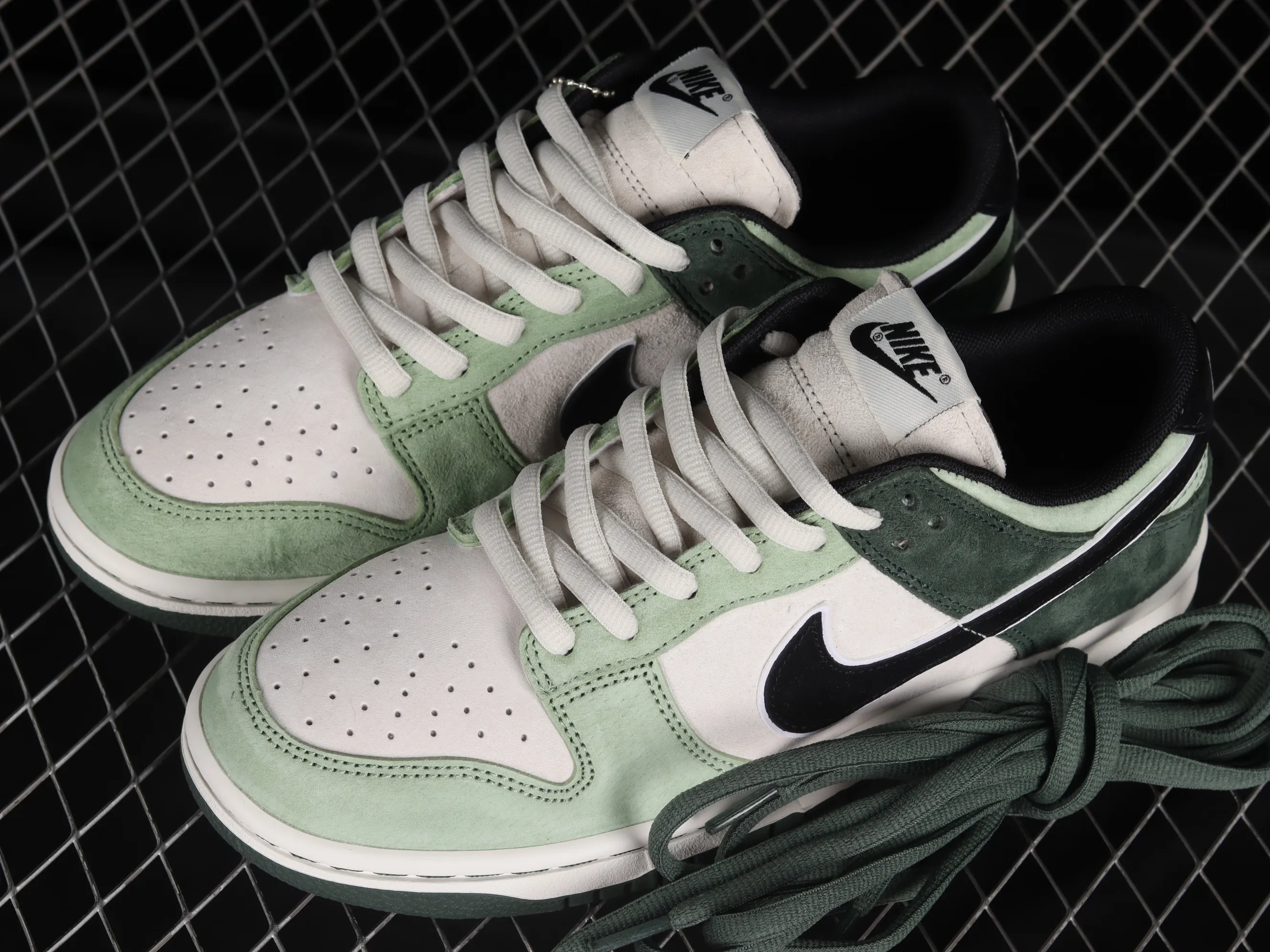 All Categories Nk SB Dunk Series Nk SB Dunk Low Low-top sneakers Otomo Katsuhiro x Nk SB Dunk Low "Steamboy OST" Creative customization collaboration Otomo Katsuhiro joint SB low-top sports and leisure sneakers LF0068-001